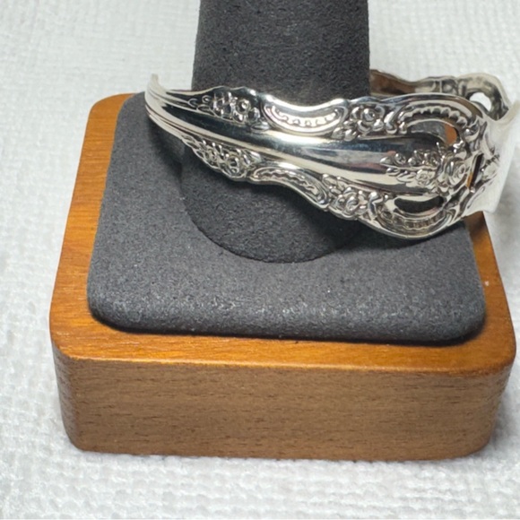 ONEIDA SPOON CUFF VINTAGE BRACELET - Picture 2 of 3